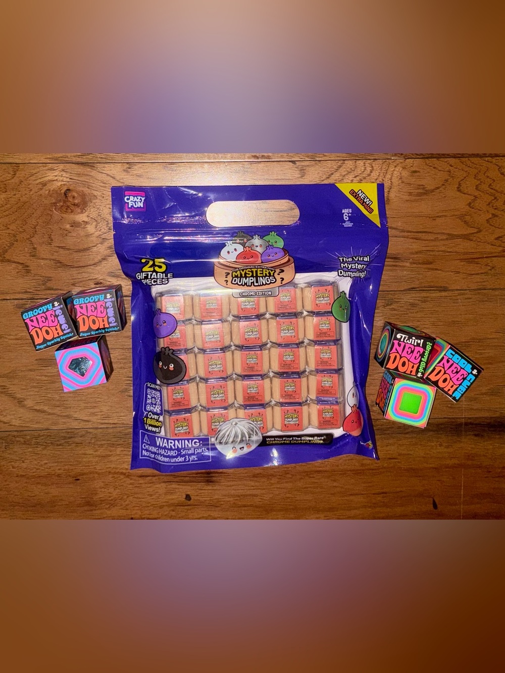 Mystery Dumplings Chrome Edition - Set (25 Pieces) and 6 mini NeeDohs